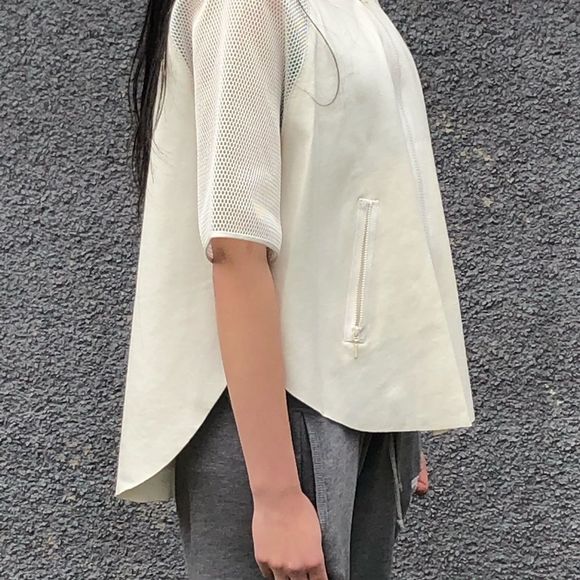 🤍 Unique Designer Sports Cape/Hoodie with Mesh - Picture 2 of 7